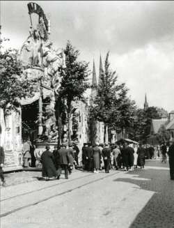 1935: Piusplein (fotograaf onbekend) zicht op de kerk op de Heuvel